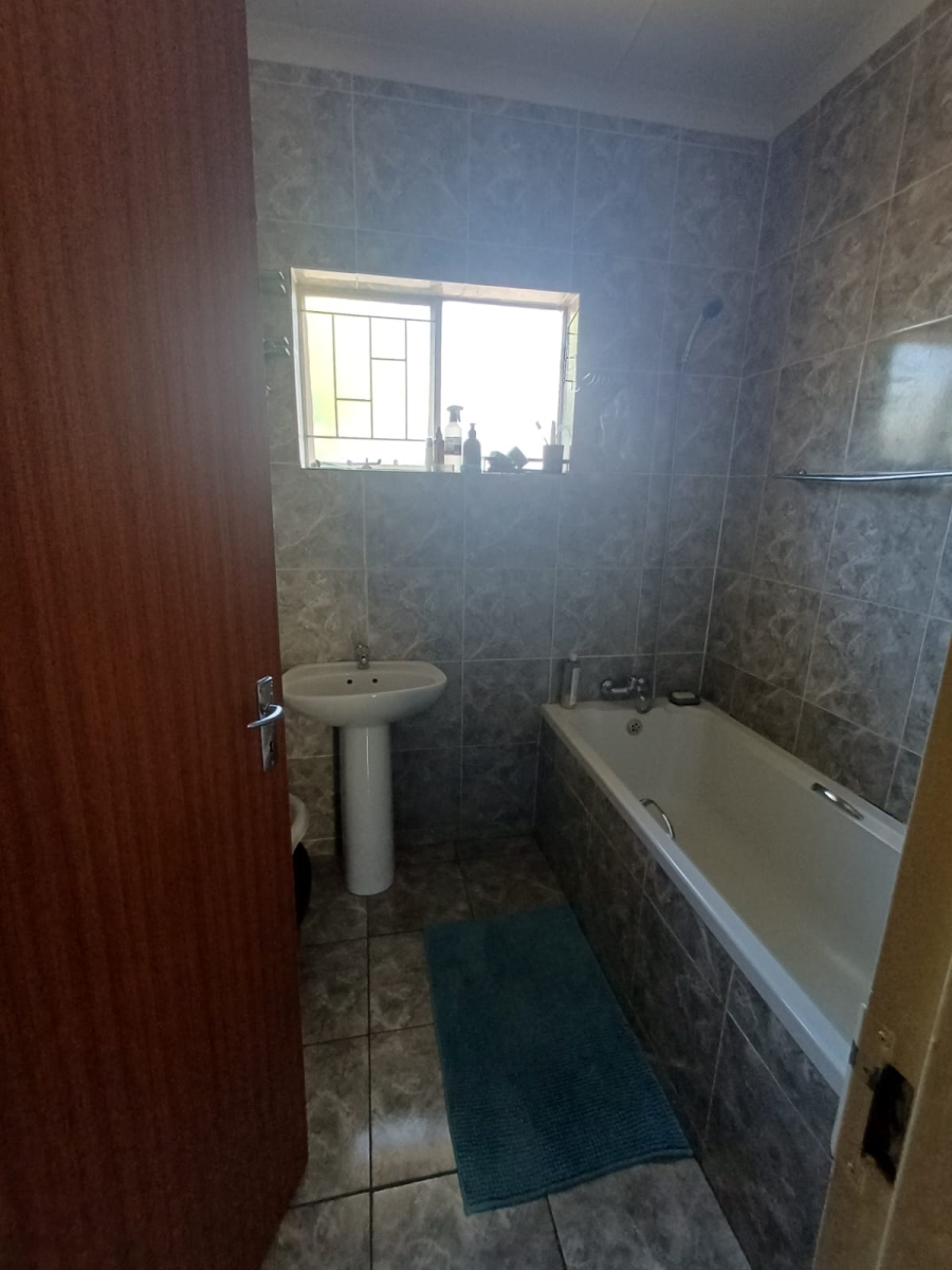 To Let 2 Bedroom Property for Rent in Komani Park Eastern Cape